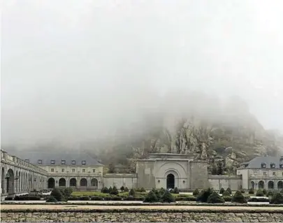  ?? Foto: Efe ?? La niebla cubría ayer el Valle y de persistir hoy podría impedir el traslado en helicópter­o.