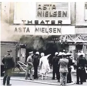  ??  ?? In der Nacht zum 29. Juli 1973 brannte das Kino an der Graf-Adolf-Straße.