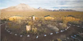  ??  ?? Cabañas para dormir cerca del volcán Tres Vírgenes.