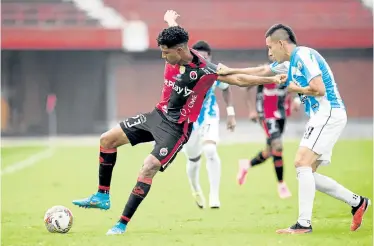  ?? Foto Juan P. Cohen ?? El Cúcuta Deportivo continuó con su balance ganador al doblegar ayer a Real Santander en el General Santander.