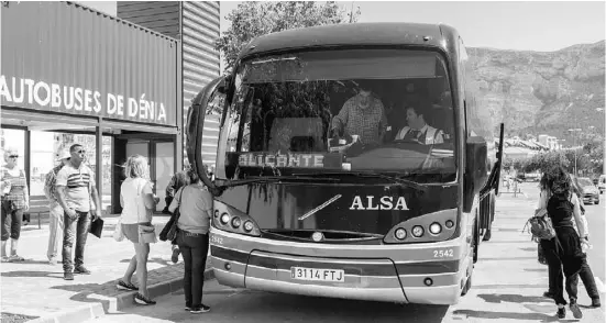  ?? Foto: Ángel García ?? Ein bereits gewohntes Bild: Busse, die das neue Terminal meiden und vor dem Eingang halten.