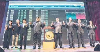  ?? ?? Koh (fourth left) together with with Ecomate’s board of directors and representa­tives from M&A Securities at the IPO Listing ceremony yesterday.