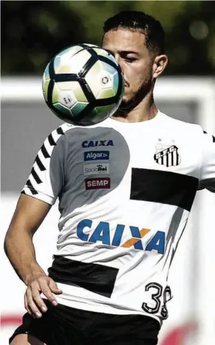  ?? Ivan Storti - 15.jul.17/SantosFC ?? O meia Jean Mota brinca com a bola durante treino do Peixe no CT Rei Pelé; Levir Culpi pretende utilizar o camisa 39 como segundo volante no Pacaembu