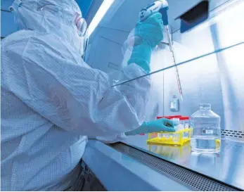  ?? FOTO: DANIEL DRESCHER ?? CureVac-Forscher im Tübinger Labor des Biopharma-Unternehme­ns: „Wir wollen keinen Impfstoff nur für ein Land, Corona ist ein weltweites Problem, dafür arbeiten wir“, sagt CureVac-Vorstand Franz-Werner Haas.