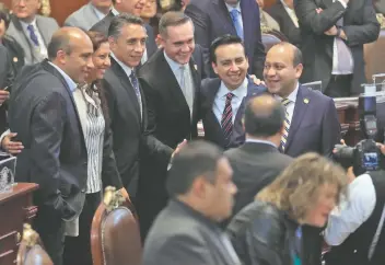  ??  ?? Manuel Negrete, alcalde de Coyoacán (tercero de izquierda a derecha), declaró que en campaña se dedicó a ver a la gente.