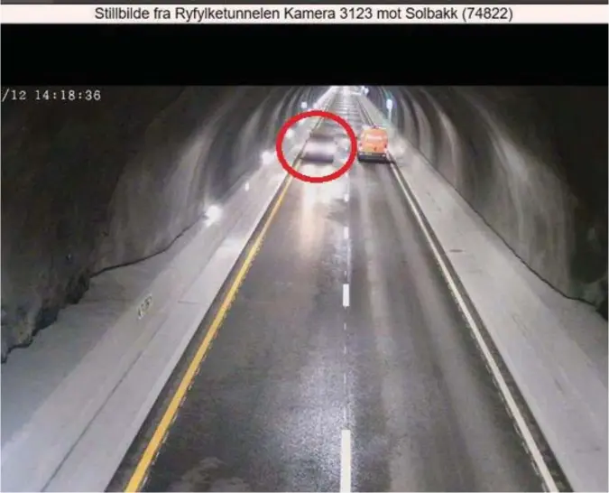  ?? STATENS VEGVESEN ?? Bilen til venstre i bildet skal ha snudd inne i Ryfylketun­nelen og kjørt mot Stavanger i feil kjøreretni­ng. Her passerer sjåføren en annen bil inne i tunnelløpe­t.