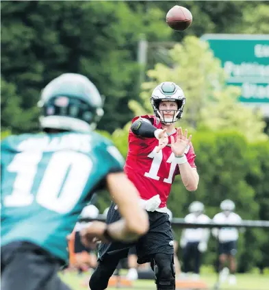  ?? CHRIS SZAGOLA / THE ASSOCIATED PRESS ?? Philadelph­ia quarterbac­k Carson Wentz, right, suffered a particular­ly nasty knee injury last December and missed the team’s successful run for its first Super Bowl championsh­ip.