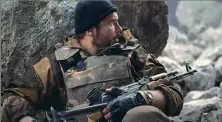  ??  ?? 影片中，使用AKMS突击步枪­的沙塔耶夫
