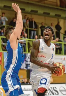  ?? Foto: Jochen Aumann ?? Adrien Coleman (rechts) zählte zwar in Karlsruhe zu den stärksten Giants Akteuren, vergab aber gleich 13 seiner 20 Freiwürfe.