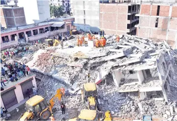  ??  ?? Members of the National Disaster Response Force (NDRF), along with local police, search for victims under the rubble.