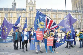  ??  ?? Manifestan­tes proeuropeo­s se reunieron afuera del Parlamento en Londres para expresar su rechazo al Brexit, sobre el que ayer la primera ministra Theresa May logró el apoyo del gabinete.