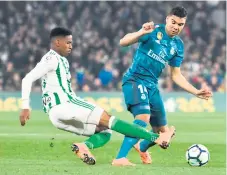  ??  ?? BARRIDA. El defensa dominicano Júnior Firpo, del Betis, se barre por el balón frente al volante Casemiro, del Real Madrid.