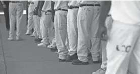  ?? AP ?? Inmates stand in a crowded lunch line at Elmore Correction­al Facility.