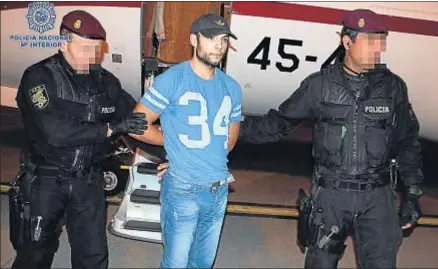  ?? EFE ?? Dos policías custodian a Morate tras aterrizar el sábado en Torrejón de Ardoz