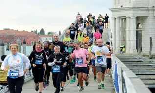  ??  ?? Maratona Domani da Stra a Venezia l’edizione numero 32 della Venice Marathon