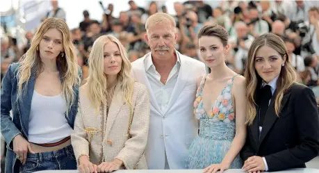  ?? ?? Al centro
Da sinistra: Abbey Lee Kershaw, Sienna Miller, Kevin Costner, Ella Hunt e Isabelle Fuhrman in passerella a Cannes per il film «Horizon: An American Saga», diretto dallo stesso Costner