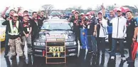  ??  ?? Members of Team AutoPerfor­manceVicto­r Hardware celebrate their victory in the Petron Kalayaan Cup Endurance Challenge with manager EZ Ligaya and chief engineer Jun Magno.