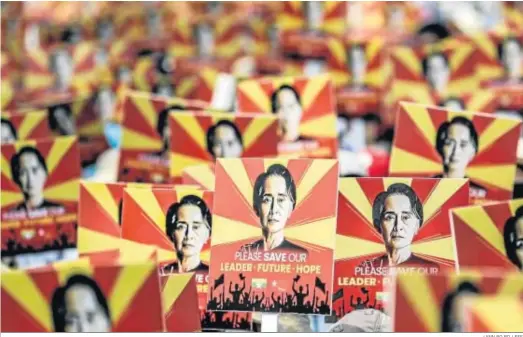  ?? LYNN BO BO / EFE ?? Simpatizan­tes de la depuesta líder birmana Aung San Suu Kyi protestaro­n ayer a las puertas de la embajada china en Rangún (Birmania).