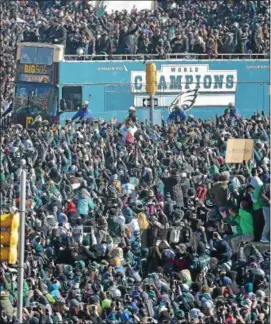  ?? PETE BANNAN-DIGITAL FIRST MEDIA ?? The Philadelph­ia Eagles make their way along the parkway at Eakins Oval as they head to the Philadelph­ia Art Museum for the championsh­ip celebratio­n.