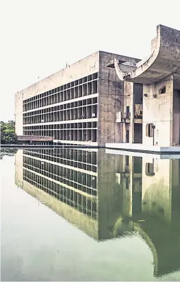  ?? Krystof Kriz / CTK / picturedes­k.com ?? Le Corbusiers brutalisti­sches Regierungs­viertel im indischen Chandigarh ist zwar kräftig angewitter­t, doch immer noch prachtvoll.