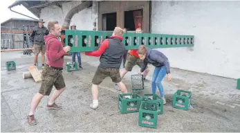  ?? FOTO: SYBILLE GLATZ ?? Ob das wohl hält? Aufgabe war es, so viele leere Bierkästen wie möglich an die Wand gedrückt „in die Luft zu stapeln“.