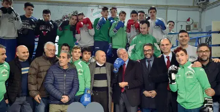  ??  ?? Terra di pugili Grasso scherza con dirigenti e atleti della palestra di boxe Excelsior di Marcianise, fucina di grandi campioni