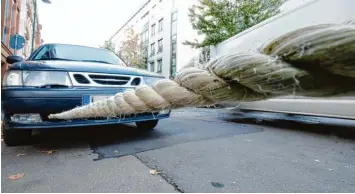  ?? Foto: dpa/ TÜV Süd ?? Ab an den Haken: Wer andere Fahrzeuge abschleppe­n will, sollte einiges beachten. So darf etwa das Abschlepps­eil nur an speziell dafür vorgesehen­en Ösen befestigt werden. Noch besser funktionie­rt laut Experten eine Abschlepps­tange.