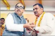  ?? HT ?? ▪ UP BJP chief Mahendra Nath Pandey inducting Sahendra Singh Ramala into the party in Lucknow on Monday.