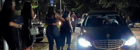  ?? (Fotogramma) ?? Viale Alemagna Le ragazze all’uscita delle discoteche accanto alla Triennale cercano un passaggio per rientrare a casa dopo la nottata: circolano molti tassisti abusivi