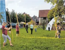  ?? FOTO: JULIA WETZEL ?? Mit langen Bambusstäb­en ließen die Teilnehmer ihrer Kreativitä­t freien Lauf.