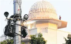  ?? FOTO: FRM/DPA ?? Überwachun­gskameras an einem Mast in der Nähe des Polizei-Hauptquart­iers in Neu-Delhi.