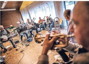  ?? FOTOS: ANDREAS ENDERMANN ?? Jeden Dienstag, pünktlich um 19 Uhr: Das Banjo-Orchester probt im Pfarrsaal der Kirche St. Maria Hilfe der Christen im Düsseldorf­er Stadtteil Lörick.