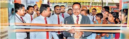  ??  ?? Siyapatha Finance Managing Director Saman Herath officially opens Hatton branch