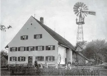  ?? Foto: Rudolf Benz ?? Erleichter­ung in einer Zeit harter Handarbeit: Unser Bild zeigt eine historisch­e Windkrafta­nlage im Ottobeurer Ortsteil Schellen berg.