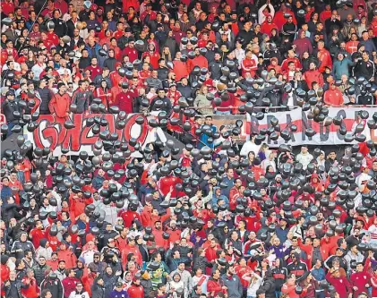  ?? MARCELO CARROLL ?? Tribuna. Los hinchas de River no se olvidaron de Madrid. El resultado de ayer no los ayudó.