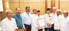  ?? ?? Calligraph­ist Jaseem displaying his World Record certificat­e at a social iftar in Muscat