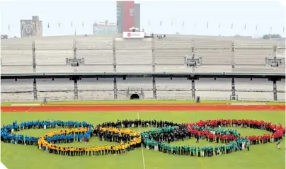  ?? FOTO: REUTERS ?? Los áros olímpicos fueron recordados en el centro de la cancha del estadio olímpico de CU./