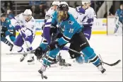  ?? JOSIE LEPE — STAFF PHOTOGRAPH­ER ?? Joe Thornton, carrying the puck against Tampa Bay, hopes to begin skating again by Wednesday.