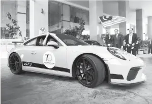  ?? GambarBern­ama ?? LOKE melepaskan konvoi kereta berjenama Porsche ke Bangkok sempena Sambutan Ulang Tahun Ke-70 Porsche di Kementeria­n Pengangkut­an pada Selasa.