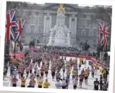  ??  ?? Over 40 000 løp London Marathon i 2017 og fullførte til sammen 1,6 millioner kilometer.