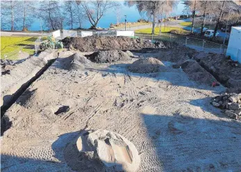  ?? FOTO: STADT BAD WALDSEE ?? Mitte Dezember gingen die Bauarbeite­r aufgrund der Ausgrabung­en der Mauerreste vorzeitig in „Winterurla­ub“. Eigentlich hätte es Anfang der Woche weitergehe­n sollen, doch noch ruht die Baustelle.