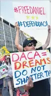  ??  ?? Protesta. Jóvenes migrantes participar­on en mitin de apoyo al DACA.