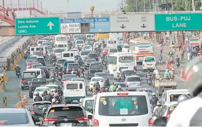  ?? PHOTOGRAPH BY ANALY LABOR FOR THE DAILY TRIBUNE @tribunephl_ana ?? MOTORISTS endure heavy traffic at Commonweal­th Avenue from Commonweal­th Market to Don Antonio in Barangay Holy Spirit, Quezon City.