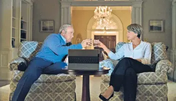  ?? FOTO: NETFLIX ?? Ein Prosit der Ungemütlic­hkeit: US-Präsident Frank Underwood (Kevin Spacey) und seine Gattin (Robin Wright)