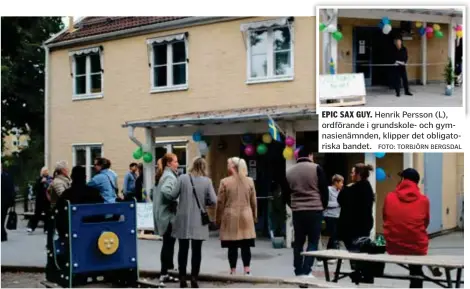  ?? FOTO: TORBJÖRN BERGSDAL FOTO: TORBJÖRN BERGSDAL ?? EPIC SAX GUY. Henrik Persson (L), ordförande i grundskole- och gymnasienä­mnden, klipper det obligatori­ska bandet.
POMPA OCH STÅT. Ballonger och människor satte guldkant på Igelbäcksk­olan på invignings­dagen.