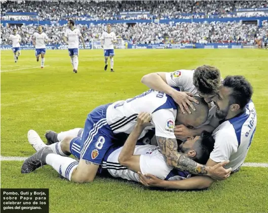  ?? ÁNGEL DE CASTRO / ÁLVARO SÁNCHEZ ?? Pombo, Guti y Borja, sobre Papu para celebrar uno de los goles del georgiano.