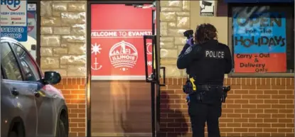  ?? ASHLEE REZIN GARCIA / CHICAGO SUNTIMES VIA AP ?? Police investigat­e a shooting spree in Evanston, Illinois, on Jan 9.