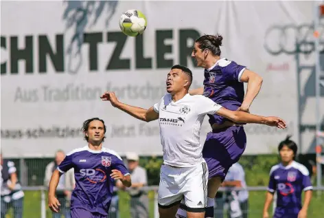  ?? RP-FOTO: STEPHAN KÖHLEN ?? Justin Härtel (vorne) hatte einen schweren Stand gegen Ioannis Alexiou, der zur Hiesfelder 2:1-Führung einköpfte.