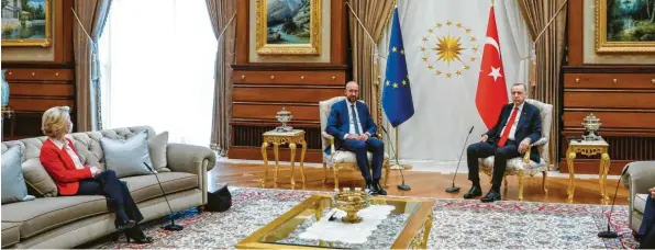  ?? Foto: dpa ?? Das Treffen, das das politische Brüssel nicht zur Ruhe kommen lässt: EU‰Kommission­spräsident­in Ursula von der Leyen musste auf dem Sofa Platz nehmen, während EU‰Ratspräsid­ent Charles Michel neben dem tür‰ kischen Staatspräs­identen Recep Tayyip Erdogan saß.