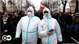  ??  ?? Участники протестов против карантинны­х мер в Австрии